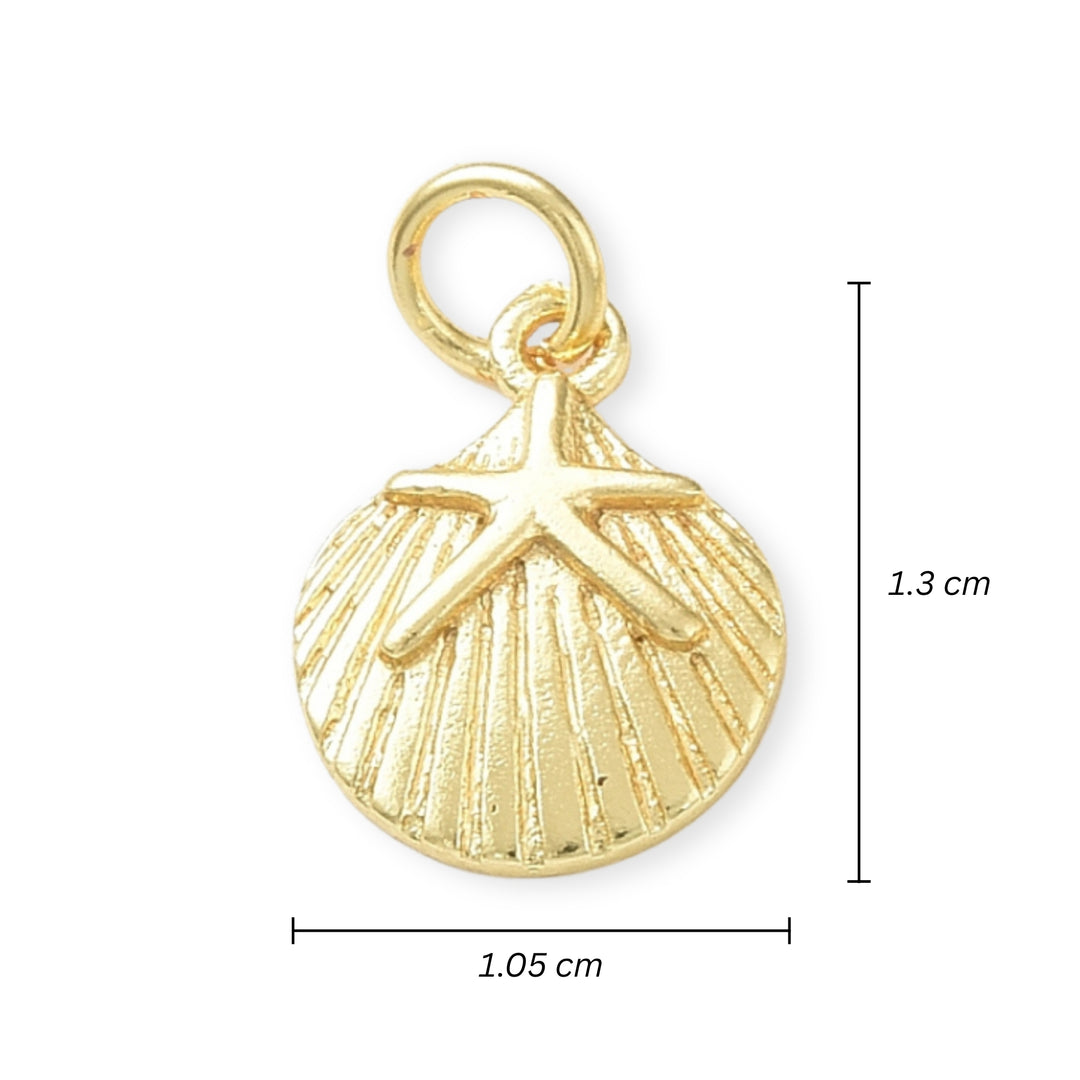 Medidas para Dije concha dorada con detalle de estrella de mar sobre fondo blanco