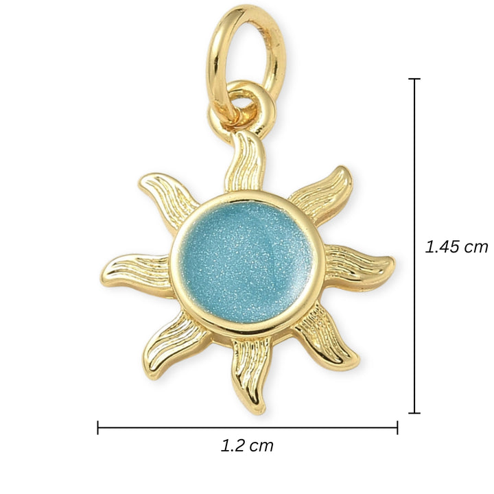 Medidas para Dije en forma de sol de chapa de oro con centro esmaltado en azul sobre fondo blanco