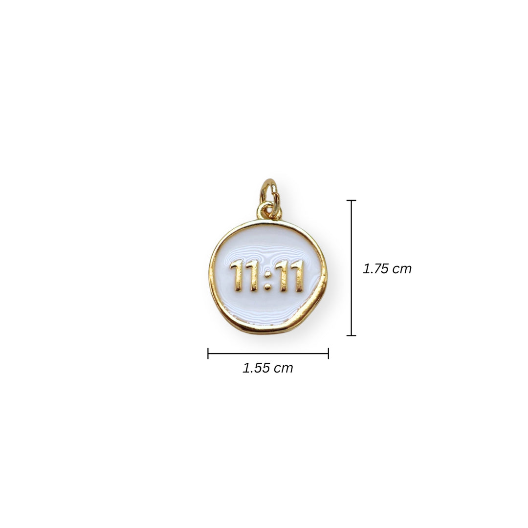 Medidas para dije circular dorado con “11:11” esmaltado en blanco