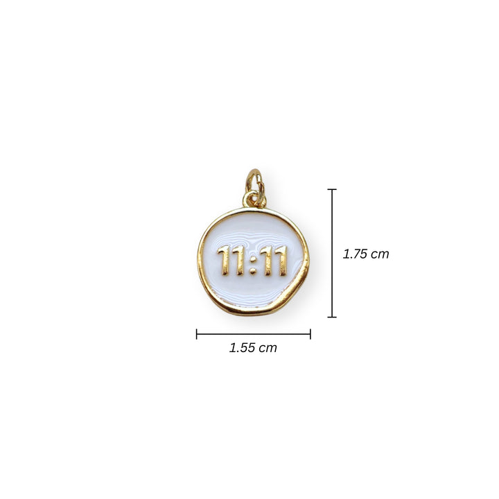 Medidas para dije circular dorado con “11:11” esmaltado en blanco