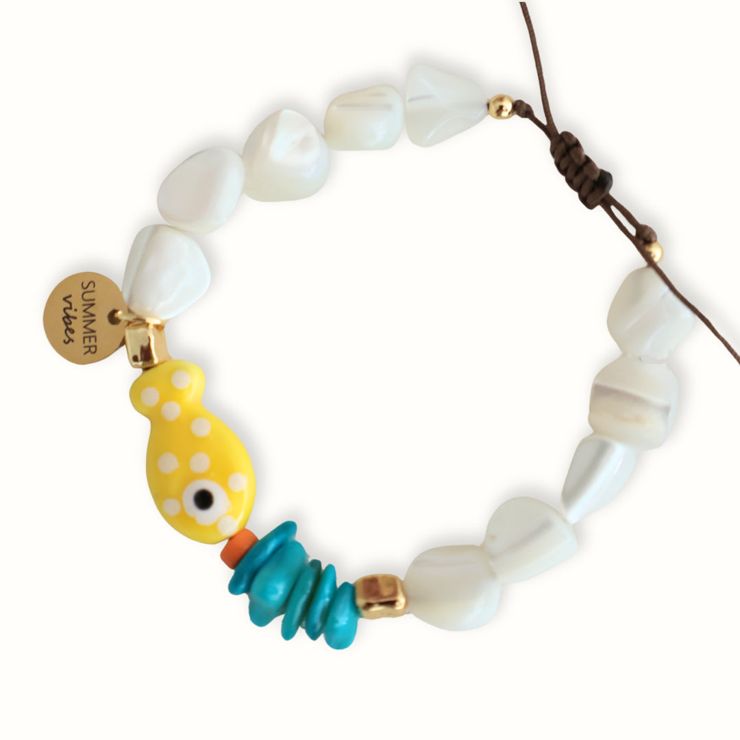 Detalle de Pulsera Enea tejida con madreperla azul turquesa y pez amarillo