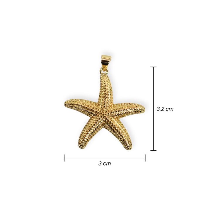 Medidas para dijes dorado en forma de estrella de mar sobre fondo blanco