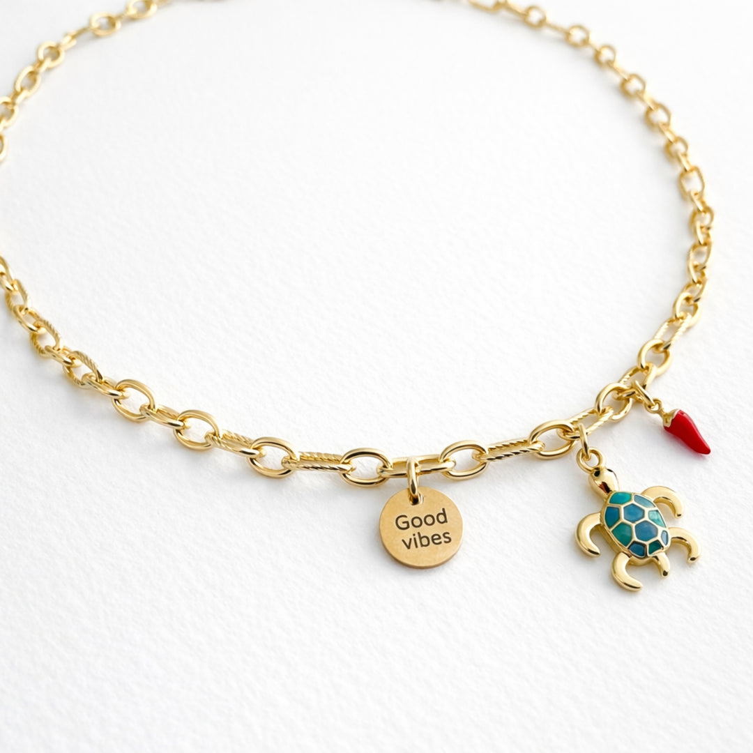Detalles de Collar marino de chapa de oro con tortuga, cornicello y dije Good Vibes