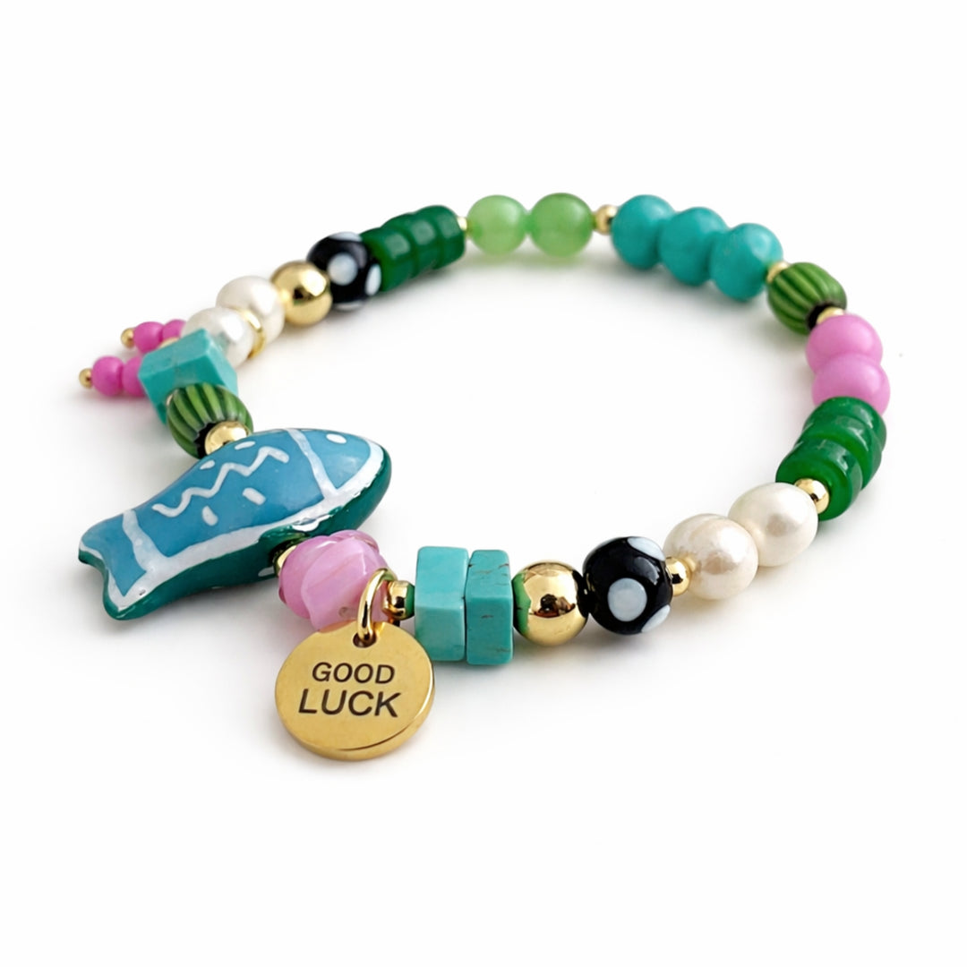 Detalles de Brazalete marino con pez de cerámica, piedras naturales, perla de río y dije Good Luck