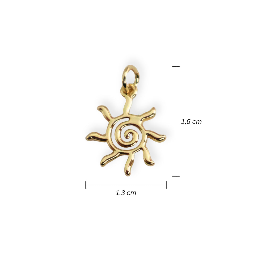 Medidas para dije en forma de sol de chapa de oro sobre fondo blanco