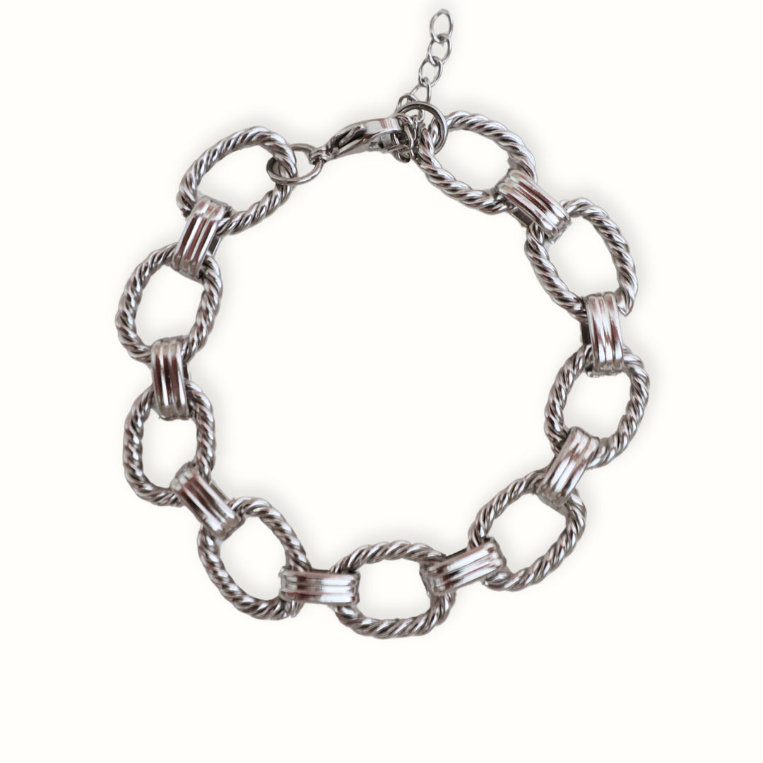 Detalle de la cadena del brazalete Silvena sobre fondo neutro
