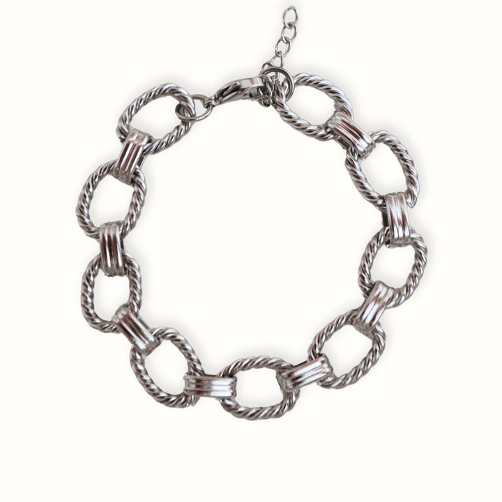 Detalle de la cadena del brazalete Silvena sobre fondo neutro