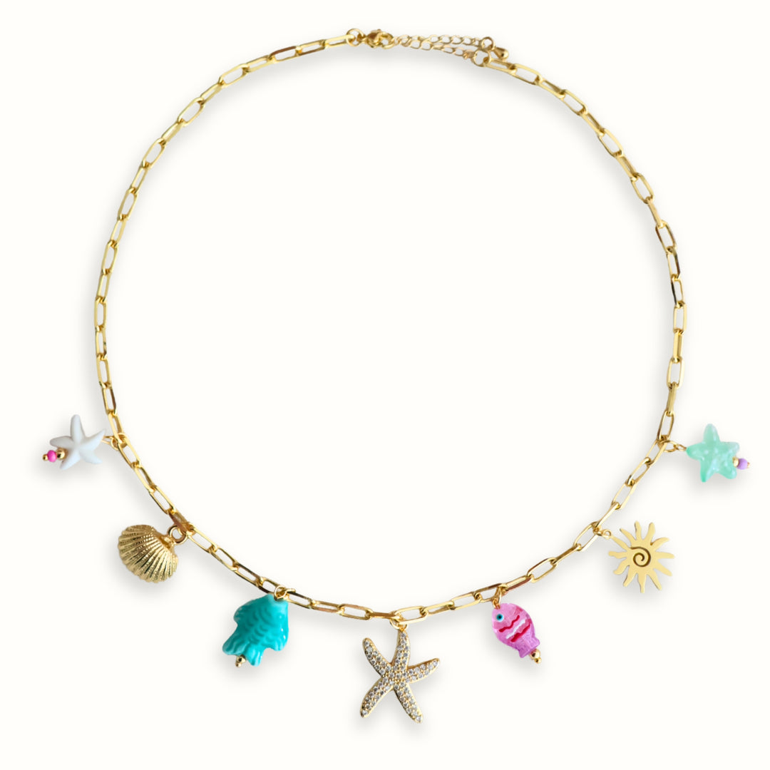 Collar dorado Ione con peces azul y rosa