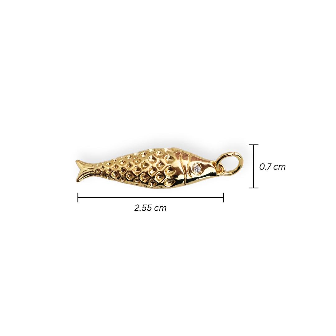 Medidas para dije de pescado dorado con zirconia en el ojo sobre fondo blanco