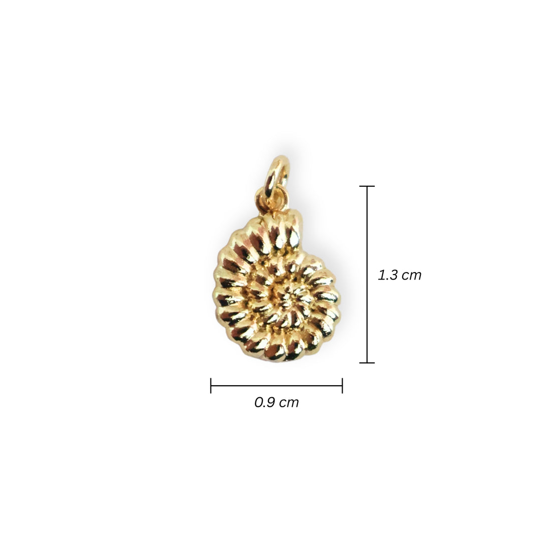 Medidas para dije en forma de caracol de chapa de oro sobre fondo blanco