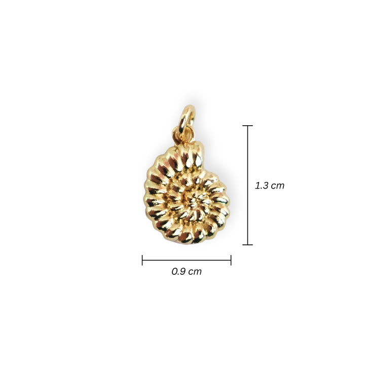 Medidas para dije en forma de caracol de chapa de oro sobre fondo blanco