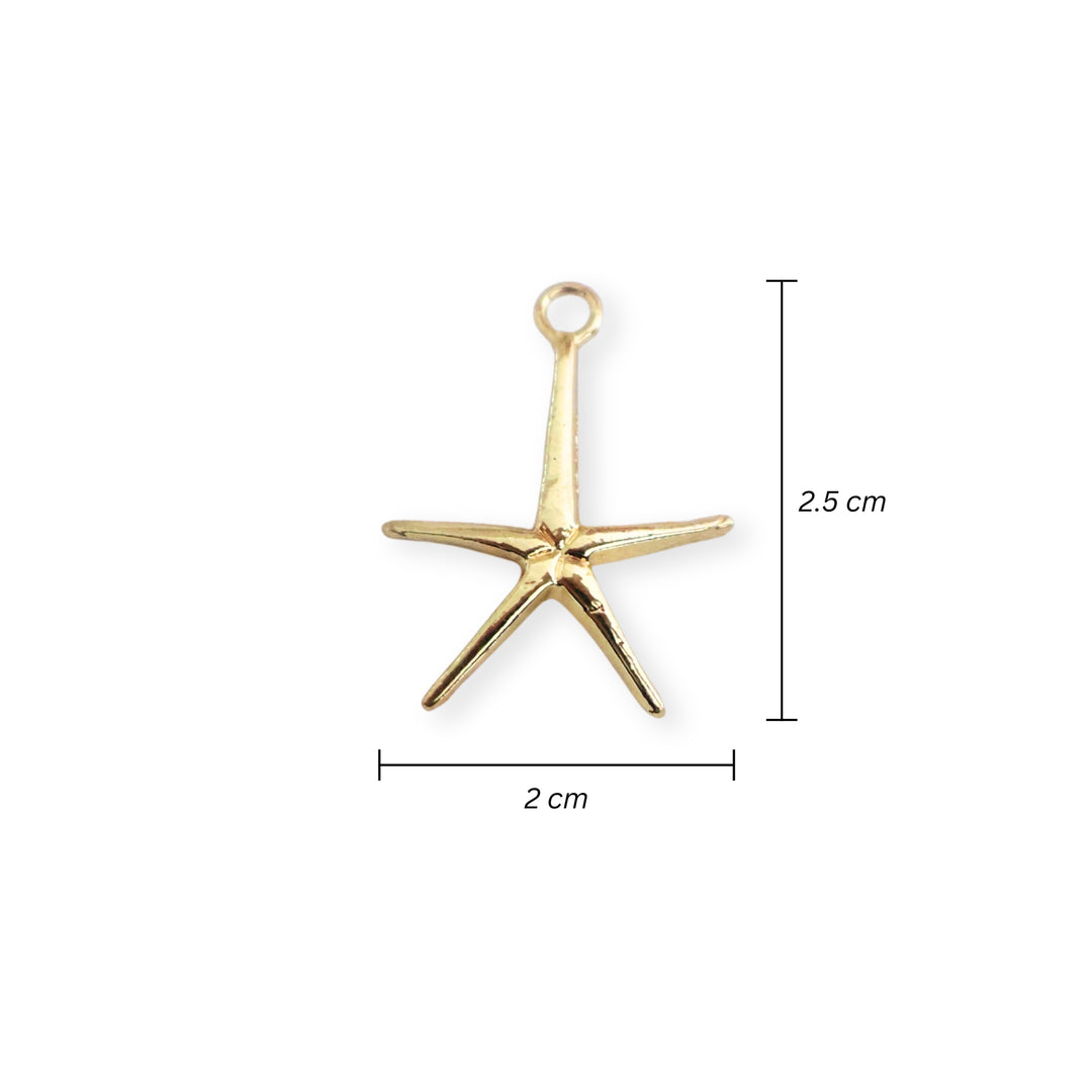 Medidas para dije de estrella de mar dorada en fondo blanco