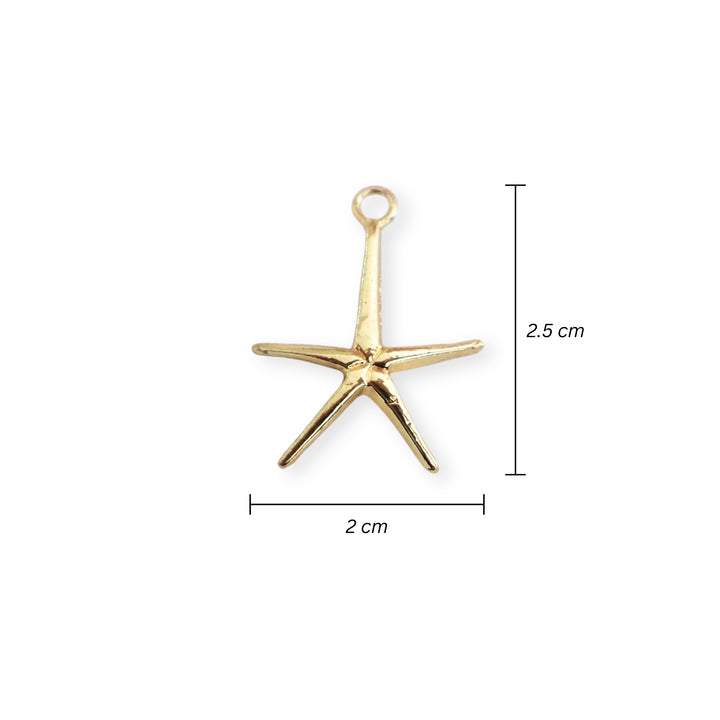 Medidas para dije de estrella de mar dorada en fondo blanco