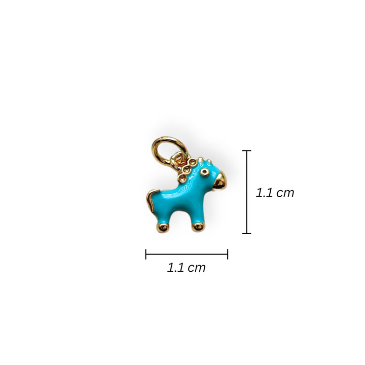Medidas para dije caballo dorado esmaltado en colores sobre fondo blanco