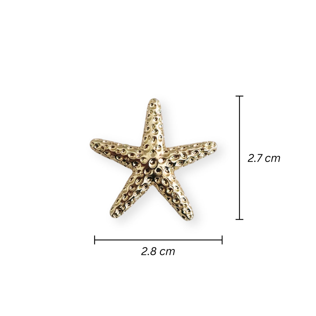 Medidas para dije estrella de mar dorada en chapa de oro sobre fondo blanco