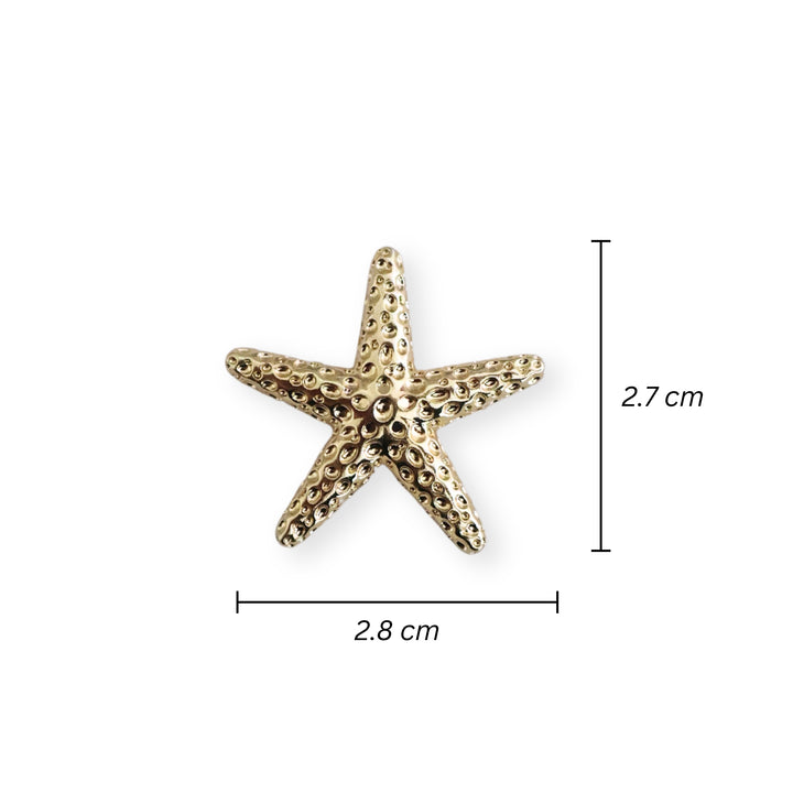 Medidas para dije estrella de mar dorada en chapa de oro sobre fondo blanco