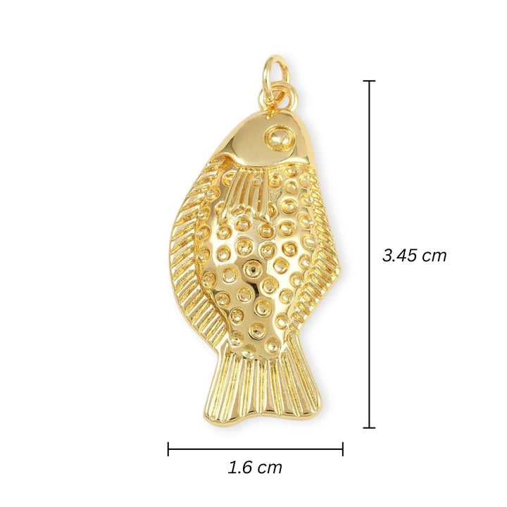 Medidas para Dije de pescado en chapa de oro con acabado brillante sobre fondo blanco