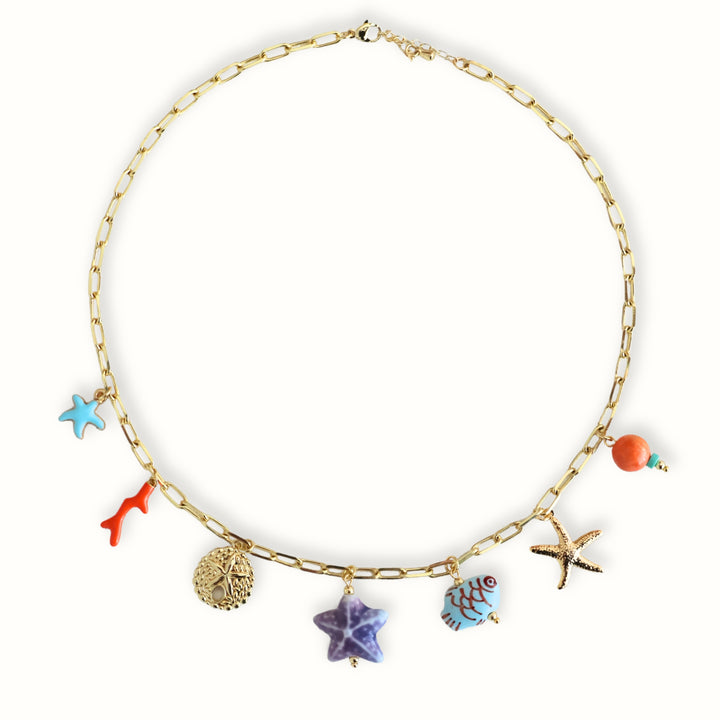 Collar marino Caria con coral naranja y dijes dorados