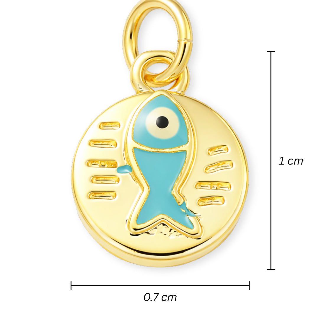 Medidas para Dije circular de chapa de oro con pescado azul esmaltado sobre fondo blanco