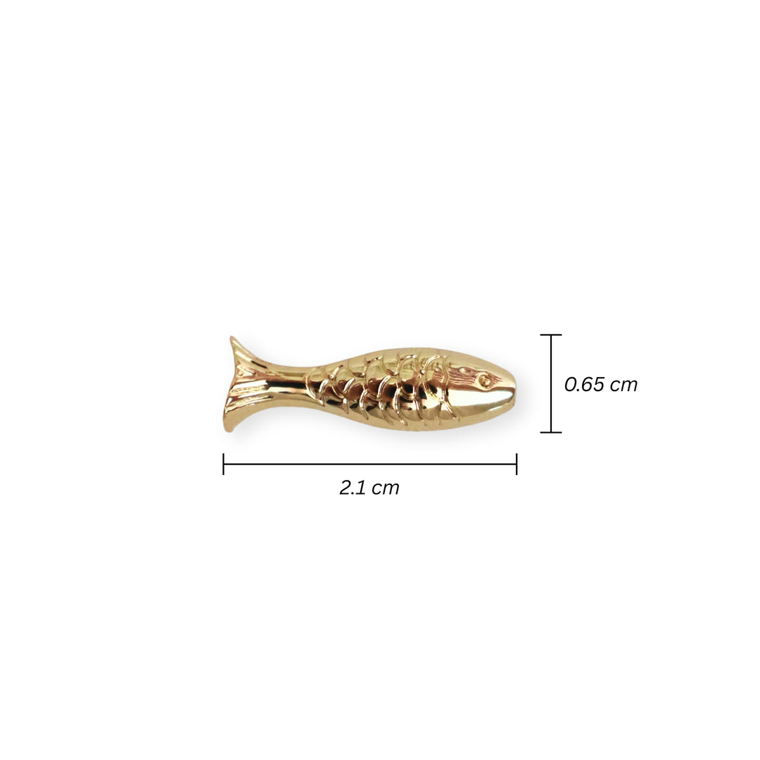 Medidas para separador en forma de pescado de chapa de oro sobre fondo blanco