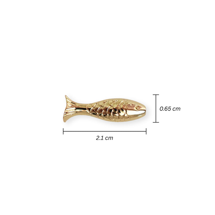 Medidas para separador en forma de pescado de chapa de oro sobre fondo blanco