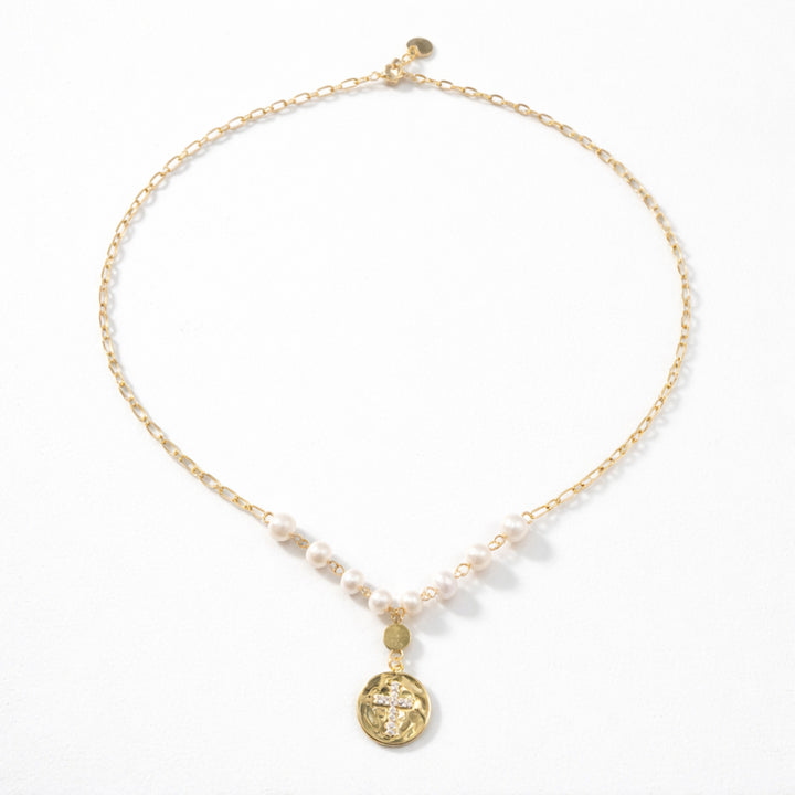 Detalles de Collar religioso de chapa de oro con perla de río y cruz con zirconia