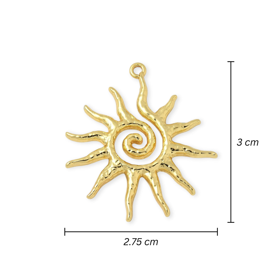 Medidas para Dije en forma de sol con espiral central elaborado en chapa de oro sobre fondo blanco