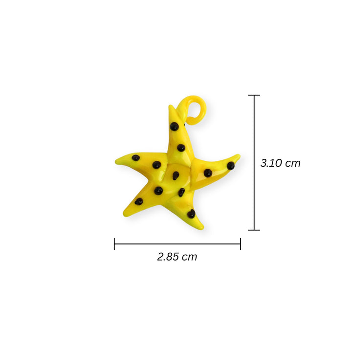 Medidas para dije artesanal de murano amarillo en forma de estrella de mar con puntos negros
