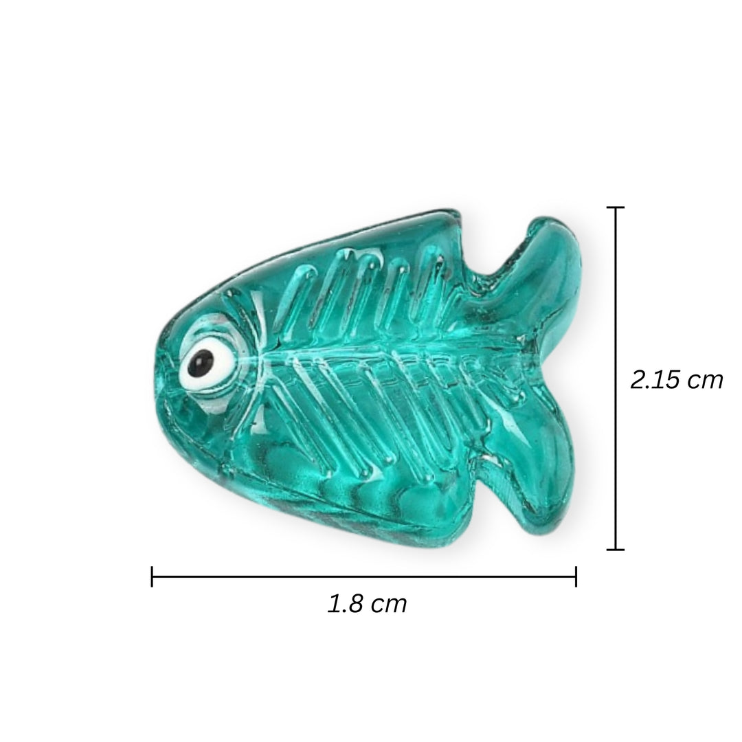 Medidas para Conector de vidrio en forma de pescado color teal sobre fondo blanco