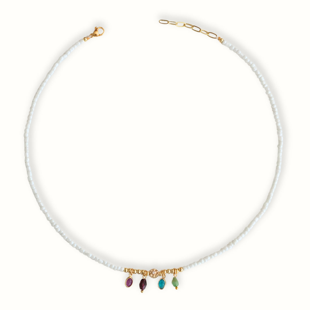 Detalle de Collar Lunaria con chaquira y cuatro dijes de cristal al centro