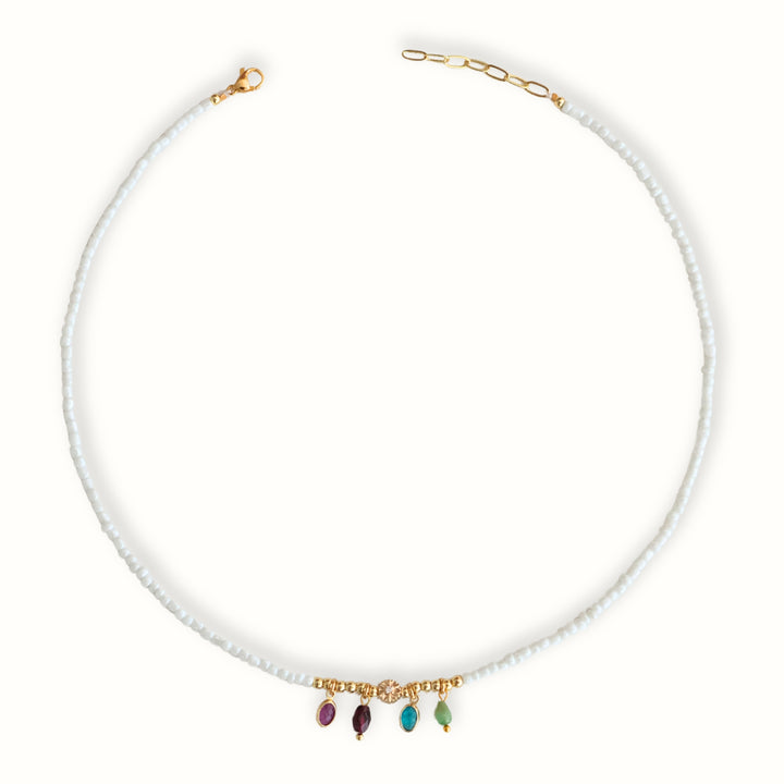Detalle de Collar Lunaria con chaquira y cuatro dijes de cristal al centro