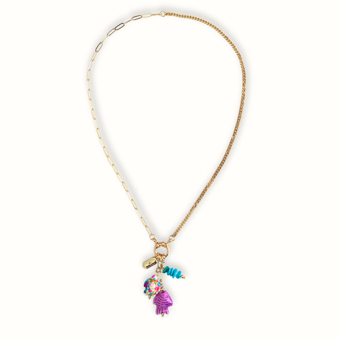 Collar dorado Tulúm con broche marinero y pez morado