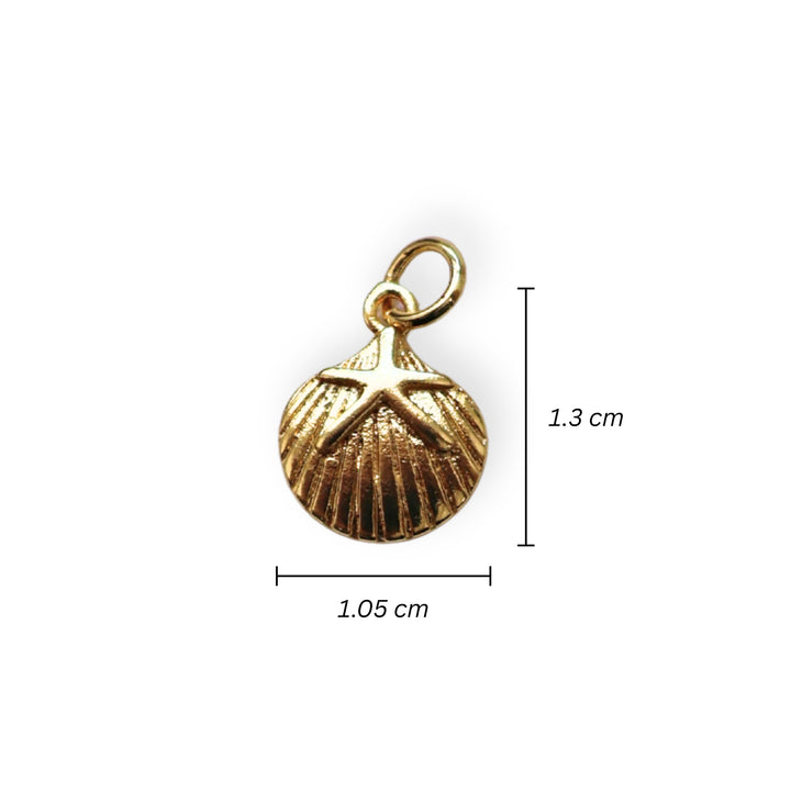 Medida para dije concha dorada con detalle de estrella de mar sobre fondo blanco