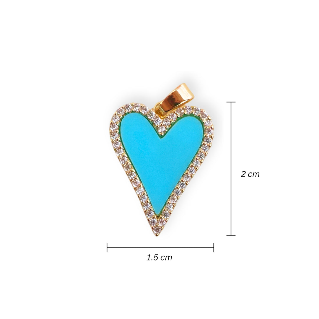 Detalle de medidas para dije de corazón de chapa de oro con borde de zirconias y esmalte azul sobre fondo blanco