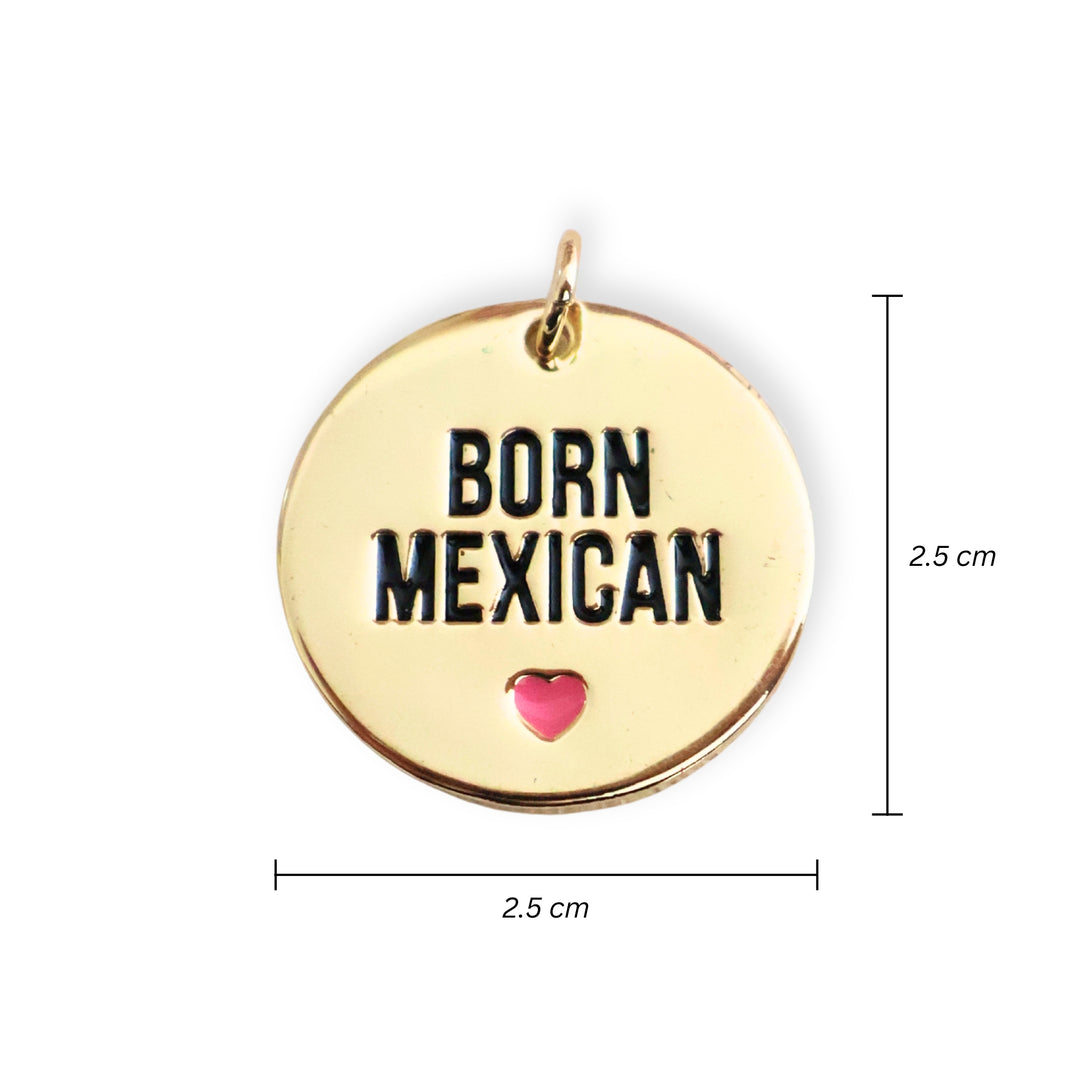 Medidas para dije redondo de chapa de oro con frase "BORN MEXICAN" y corazón rosa esmaltado sobre fondo blanco