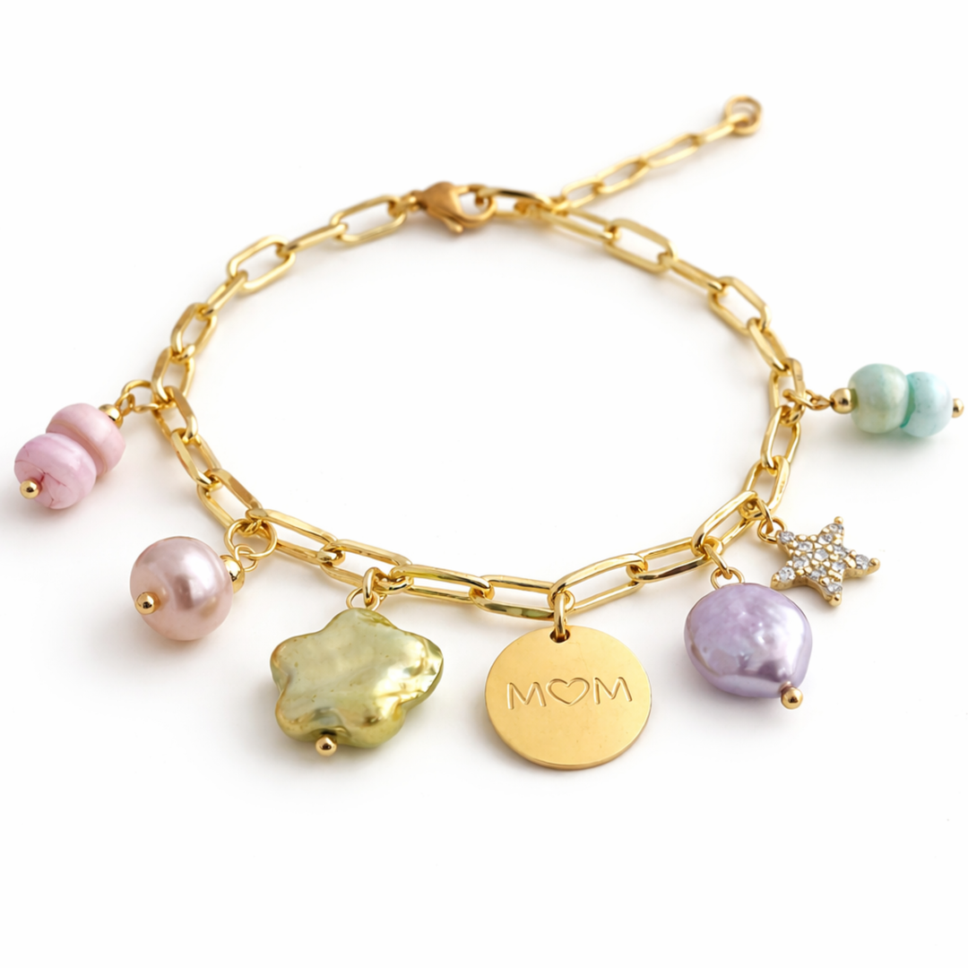 Detalles de Pulsera Siena con conchas, perla de río, estrella con zirconia y dije Mom de acero inoxidable