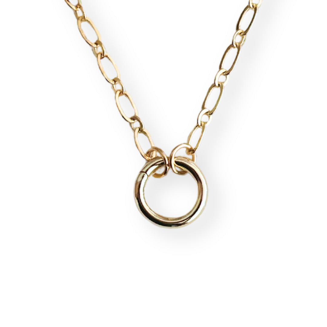 Cadena de chapa de oro con broche circular elegante y brillante
