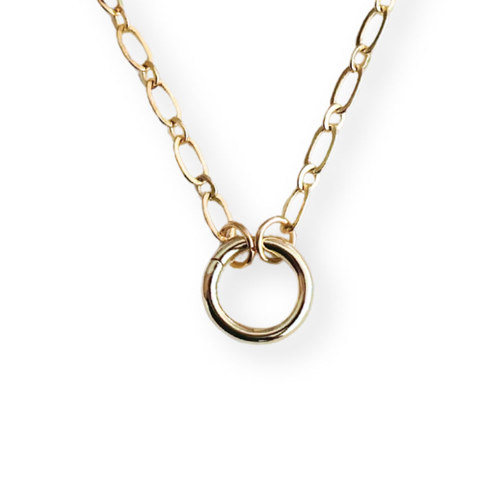 Cadena de chapa de oro con broche circular elegante y brillante