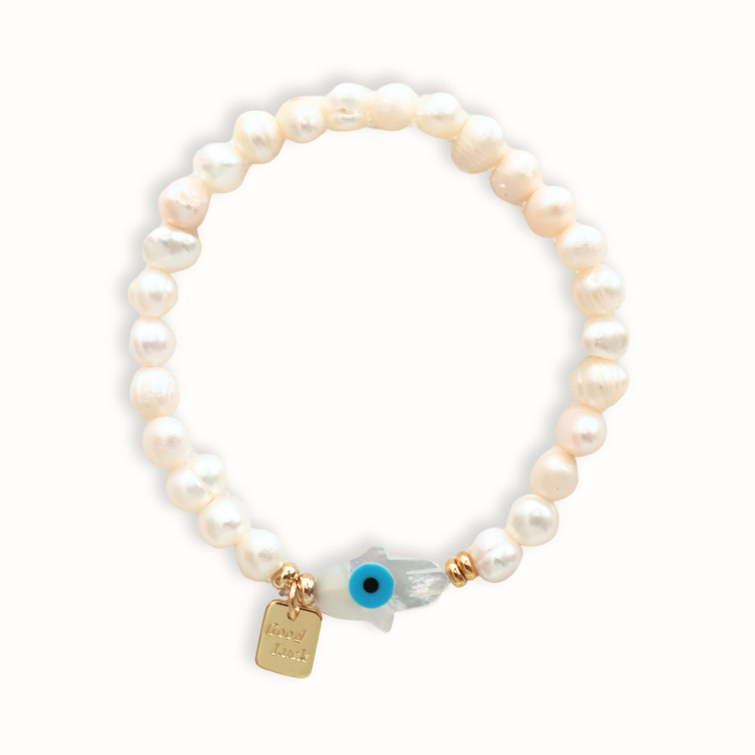 Detalle de la mano de Fátima de madre perla en la pulsera Amirae

