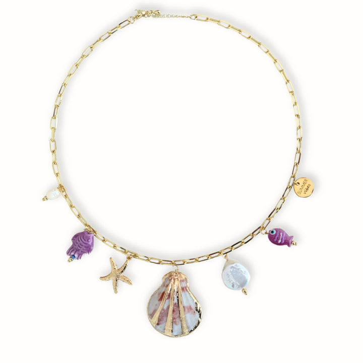 Detalle de collar Aurelia con concha dorada