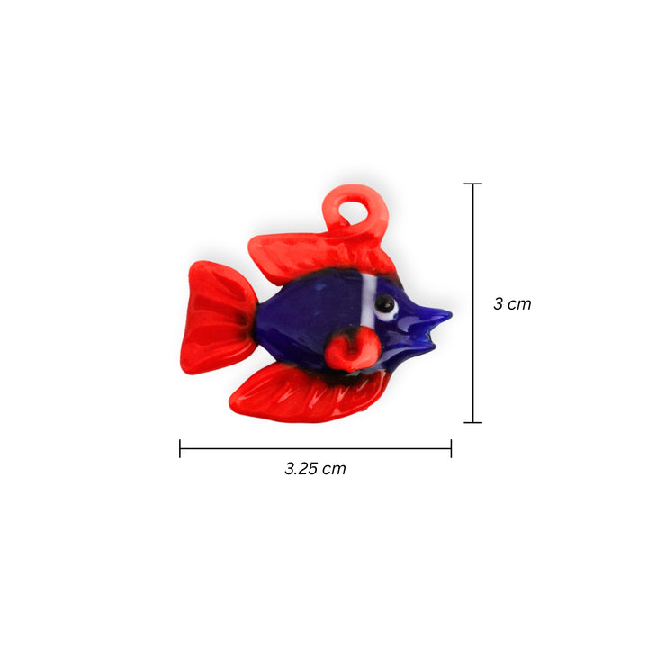Medidas para dije artesanal de murano en forma de pescado, colores vivos sobre fondo blanco