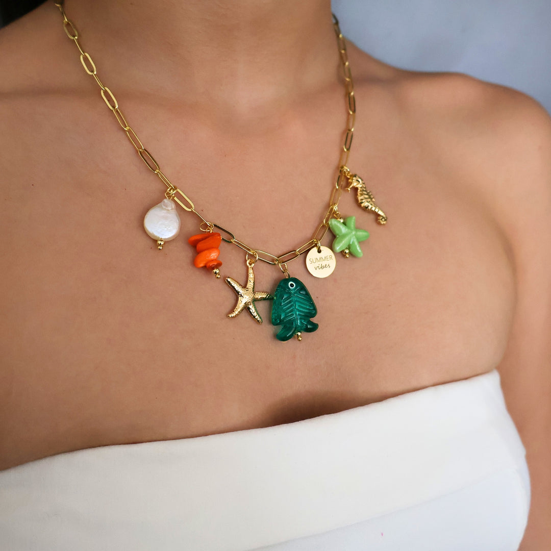 Vista frontal del collar Thalassa con dije Summer Vibes y pez