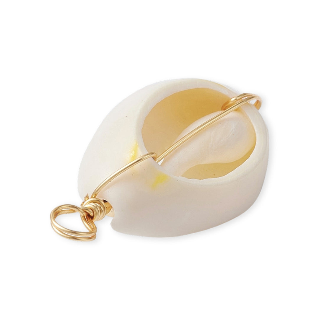 Detalles de Dije en forma de caracol de concha con perla sintética y detalle dorado