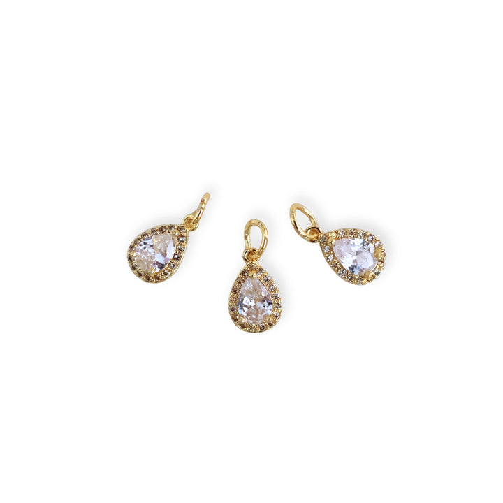 Detalles de dijes en forma de gota de chapa de oro con zirconia brillante