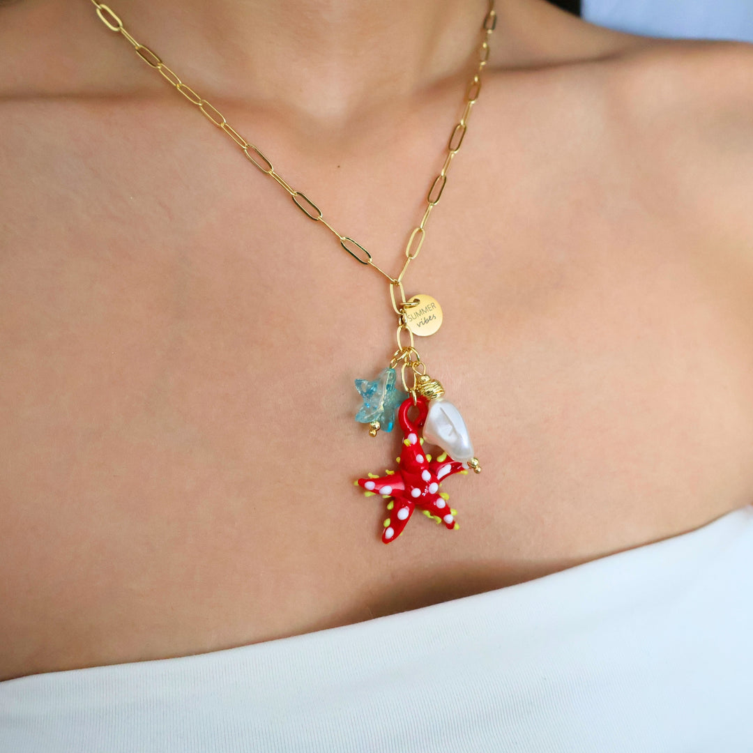 Collar Vireya modelado en cuello femenino, estilo veraniego y delicado