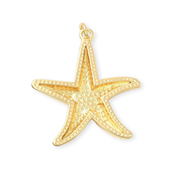 Detalle de dijes en forma de estrella de mar dorada con detalle de bolitas en el centro