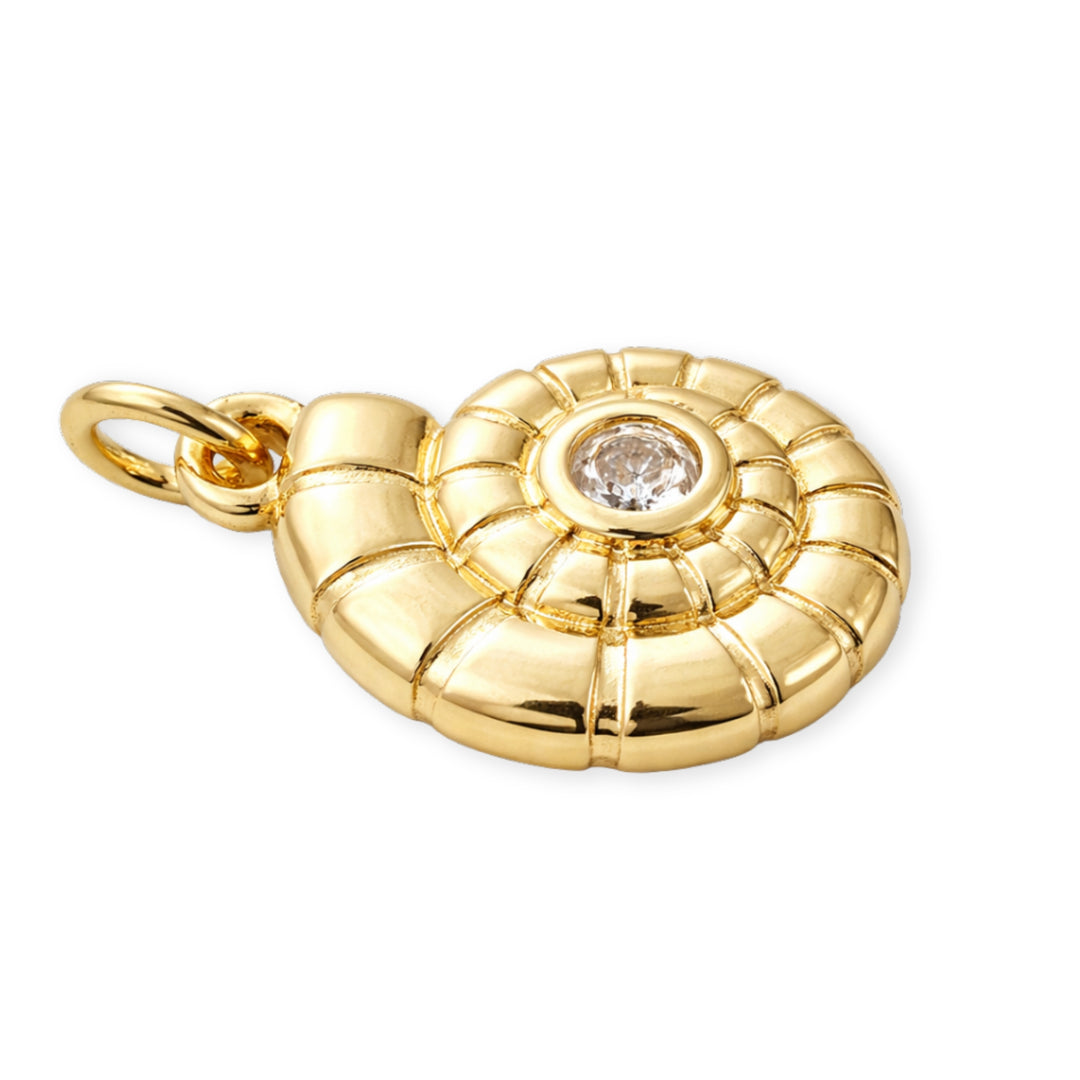 Detalles de Dije de caracol en chapa de oro con zirconia al centro sobre fondo blanco