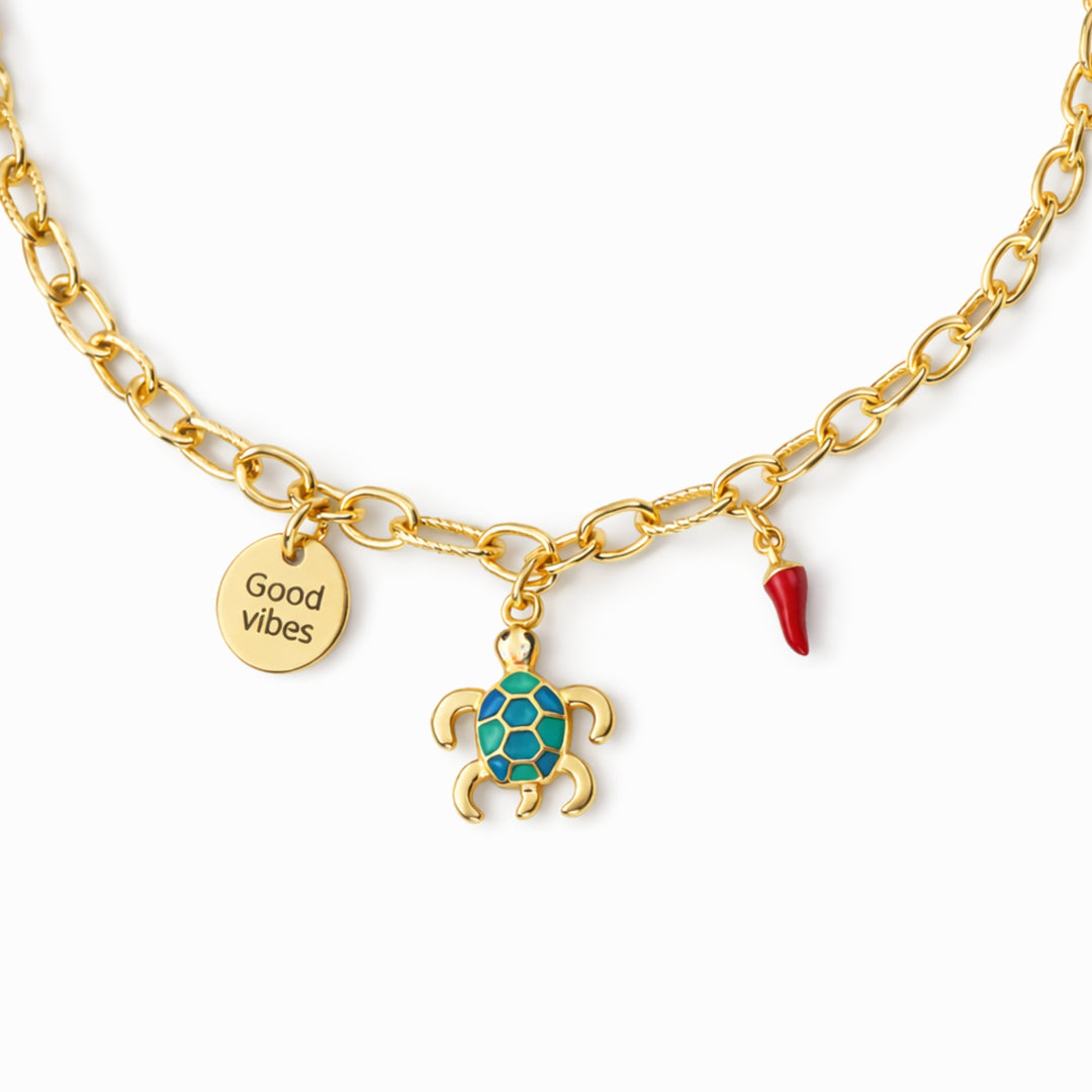 Detalles de Collar marino de chapa de oro con tortuga, cornicello y dije Good Vibes