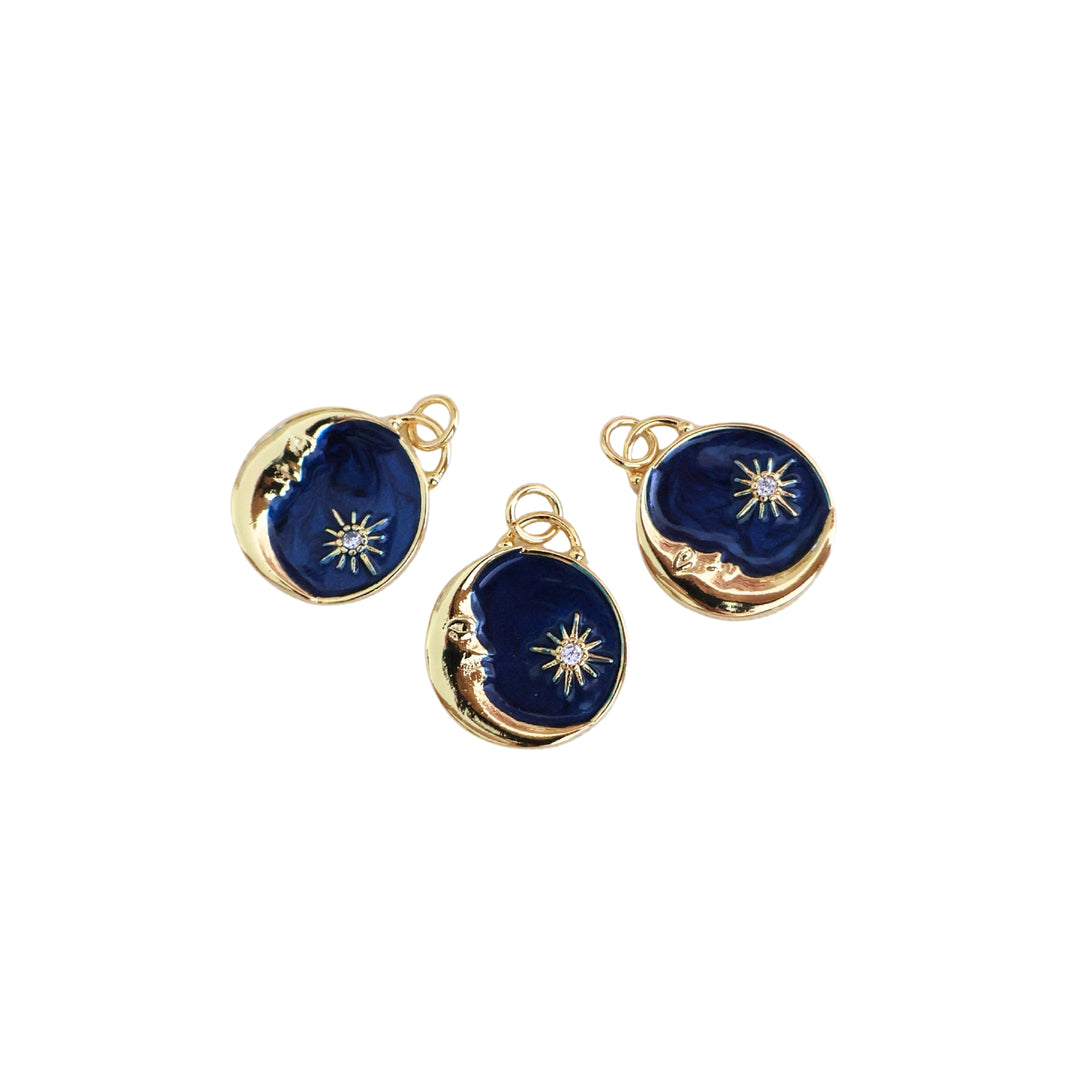 Detalles de dijes circulares con luna y estrella en esmalte azul y zirconia