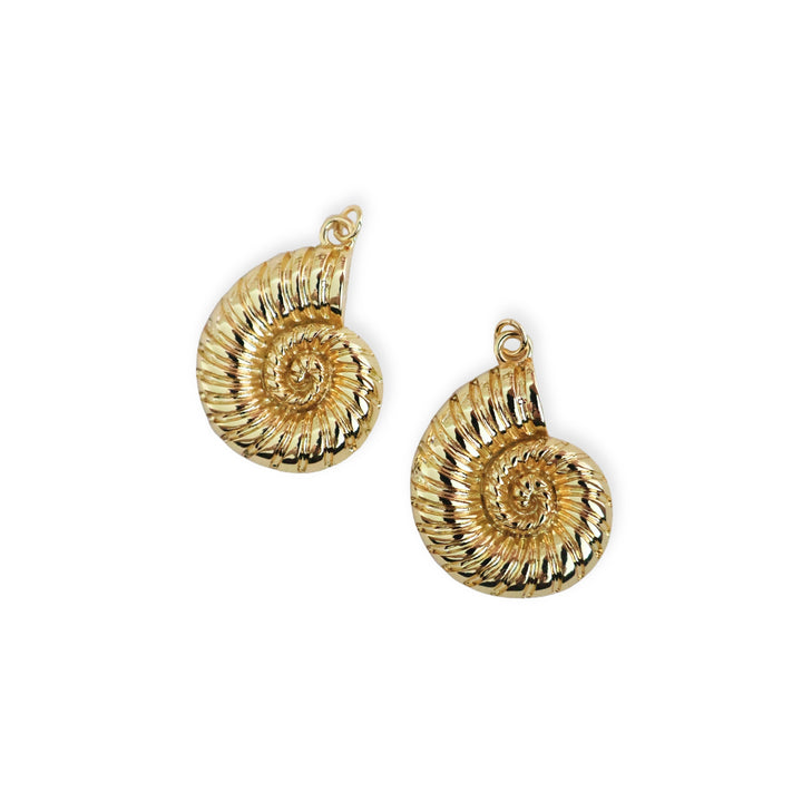 Detalles de dijes en forma de caracol dorado de chapa de oro